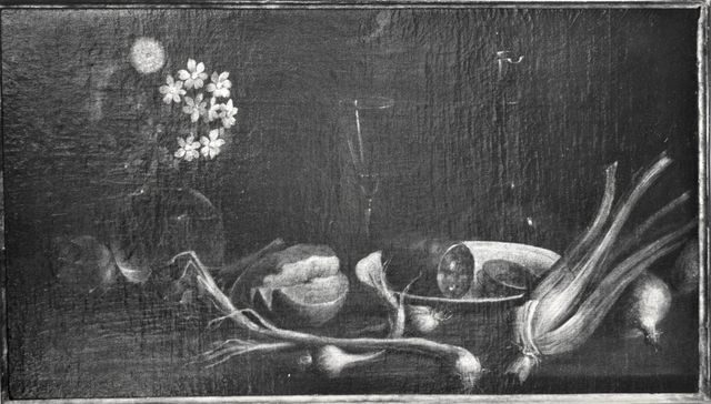 Anonimo — Autore non indicato - sec. XVII - Natura morta con sedano, cipolle, salume, pane e vaso di fiori — insieme